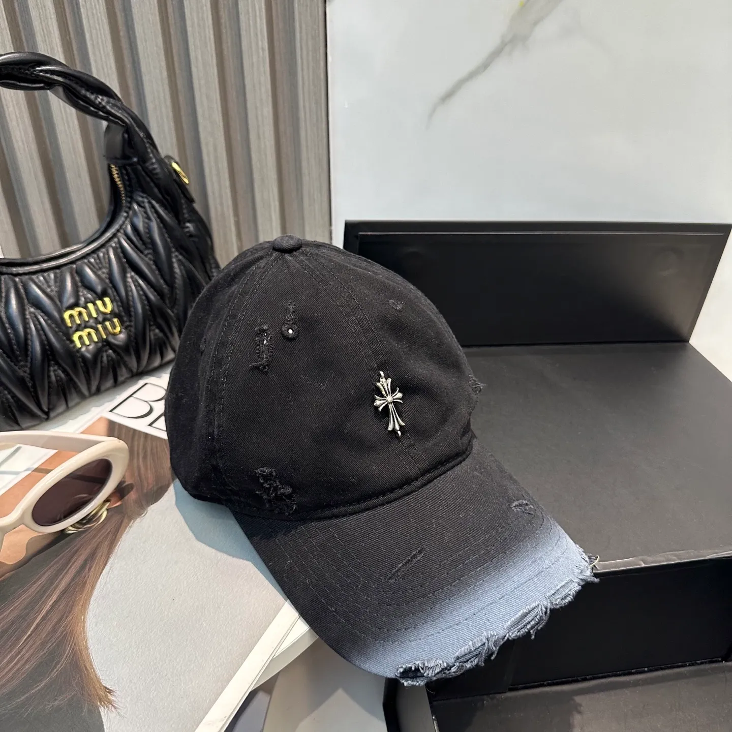 P60 Crow Heart 🆕🆕New baseball cap, stylish and classic cross logo, casual with a cool feeling, unisex style, same style for men and women! Very easy to match! Head circumference: 56-58cm is available